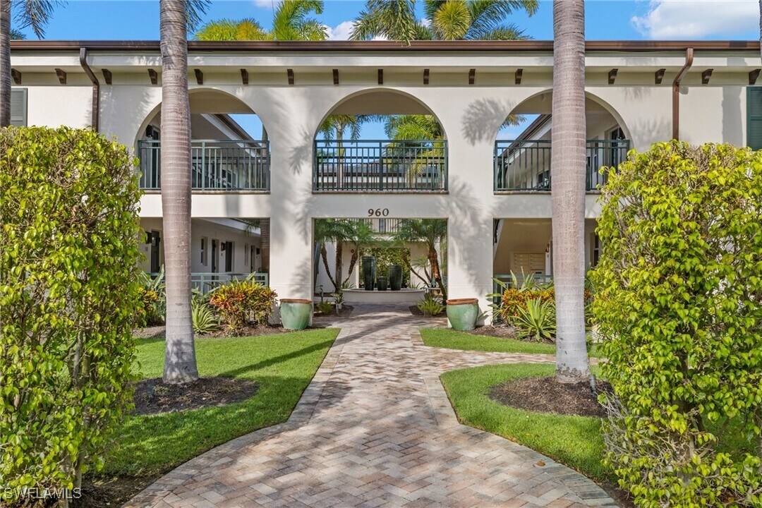 960 7th St S in Naples, FL - Building Photo