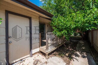 2202 S White Oak Dr in Wichita, KS - Building Photo - Building Photo