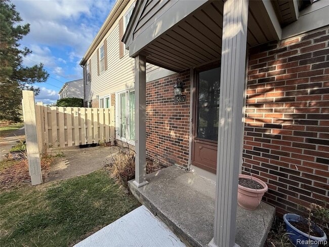 15817 Charleston Dr in Clinton Township, MI - Building Photo - Building Photo
