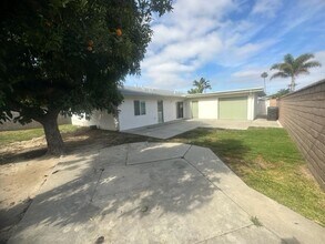 19402 Mauna Ln in Huntington Beach, CA - Building Photo - Building Photo
