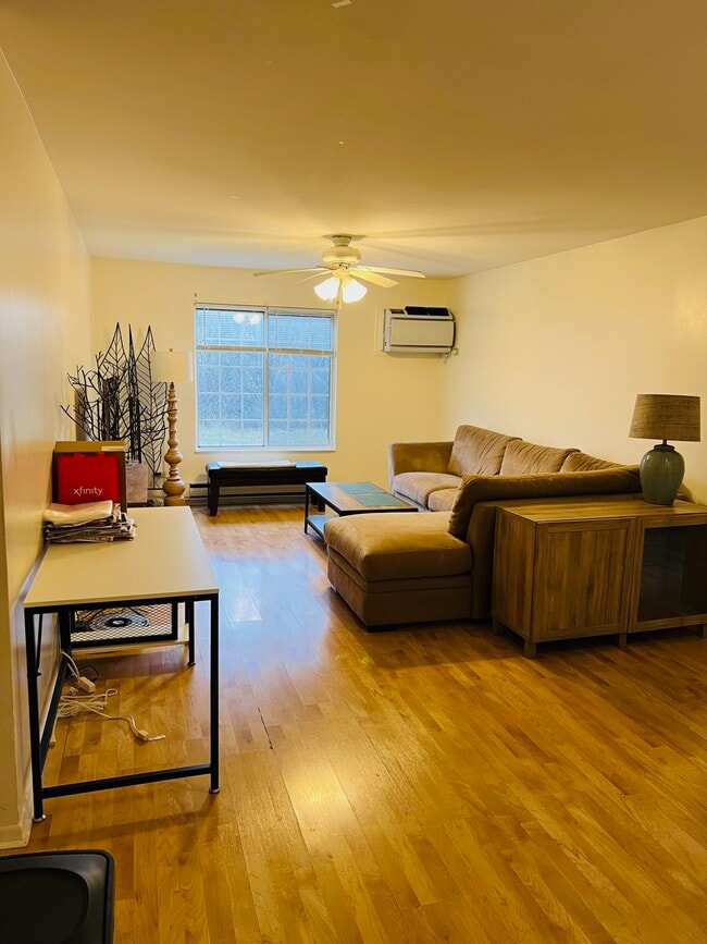 653 Swan Dr, Unit 1B in Grayslake, IL - Building Photo - Building Photo