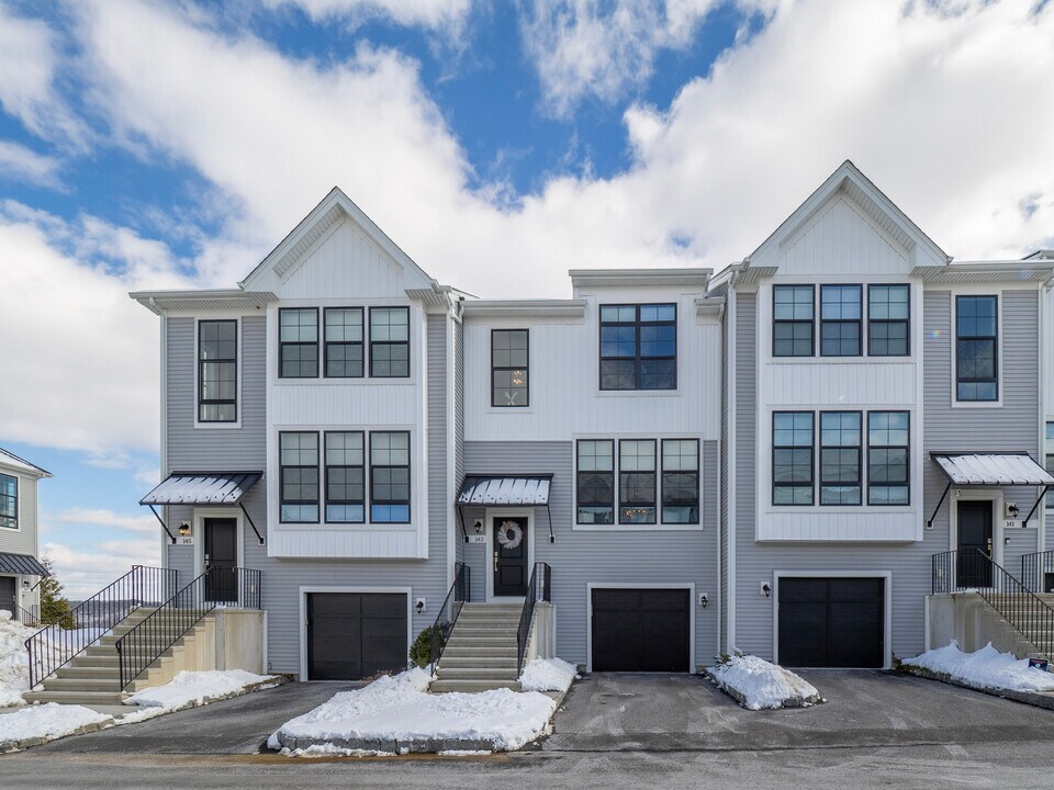 143 Brentwood Cir in Danbury, CT - Building Photo