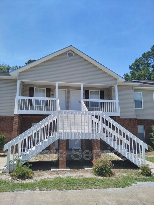 220 Magnolia Plantation Ct in Hinesville, GA - Building Photo