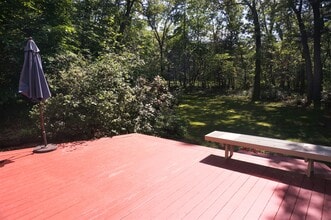 18 Pequot Rd in Wayland, MA - Foto de edificio - Building Photo