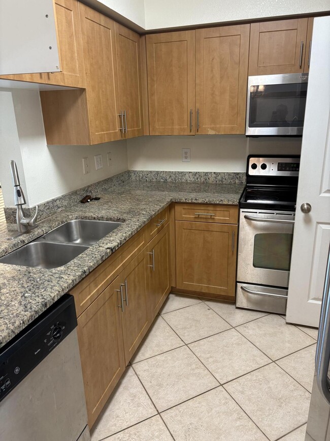 6529 Emerald Dunes Dr in Royal Palm Beach, FL - Building Photo - Building Photo