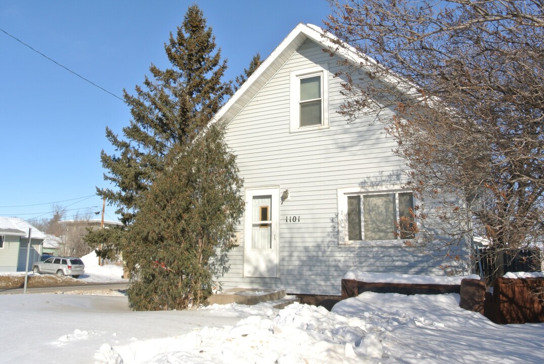 1101 6th St SW in Minot, ND - Building Photo