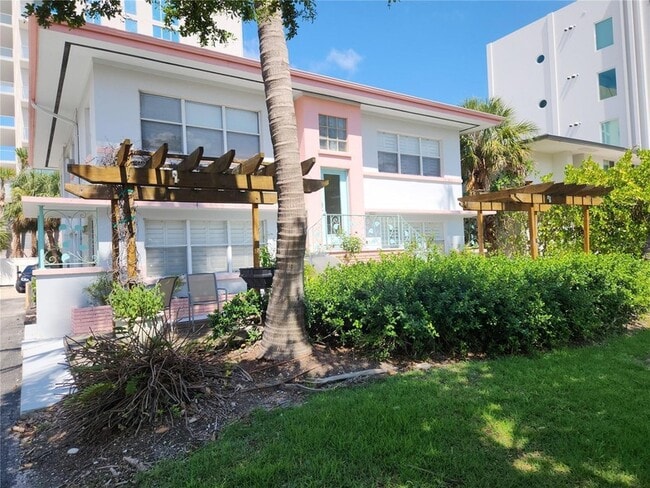 565 Golden Gate Point, Unit 1 in Sarasota, FL - Building Photo - Building Photo