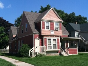 858 Elmwood Ave in Oshkosh, WI - Foto de edificio - Building Photo