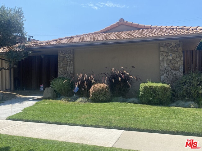 6633 S Sherbourne Dr in Los Angeles, CA - Building Photo - Building Photo