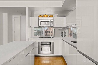 425 E 13th St in New York, NY - Building Photo - Building Photo