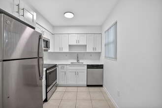 1821 Middle River Dr in Fort Lauderdale, FL - Foto de edificio - Building Photo