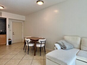 2630 SW 28th St, Unit 20 in Miami, FL - Building Photo - Building Photo