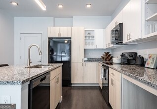 750 Avondale Creek Dr. in Decatur, GA - Foto de edificio - Building Photo