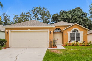 6922 Crown Lake Dr in Gibsonton, FL - Building Photo
