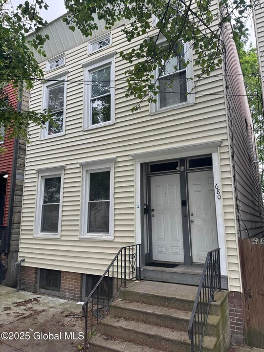 680 State St in Albany, NY - Building Photo
