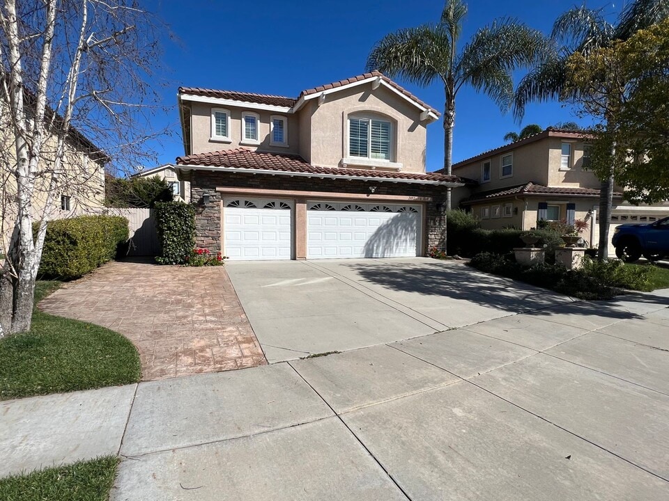 2052 Santo Domingo in Camarillo, CA - Foto de edificio