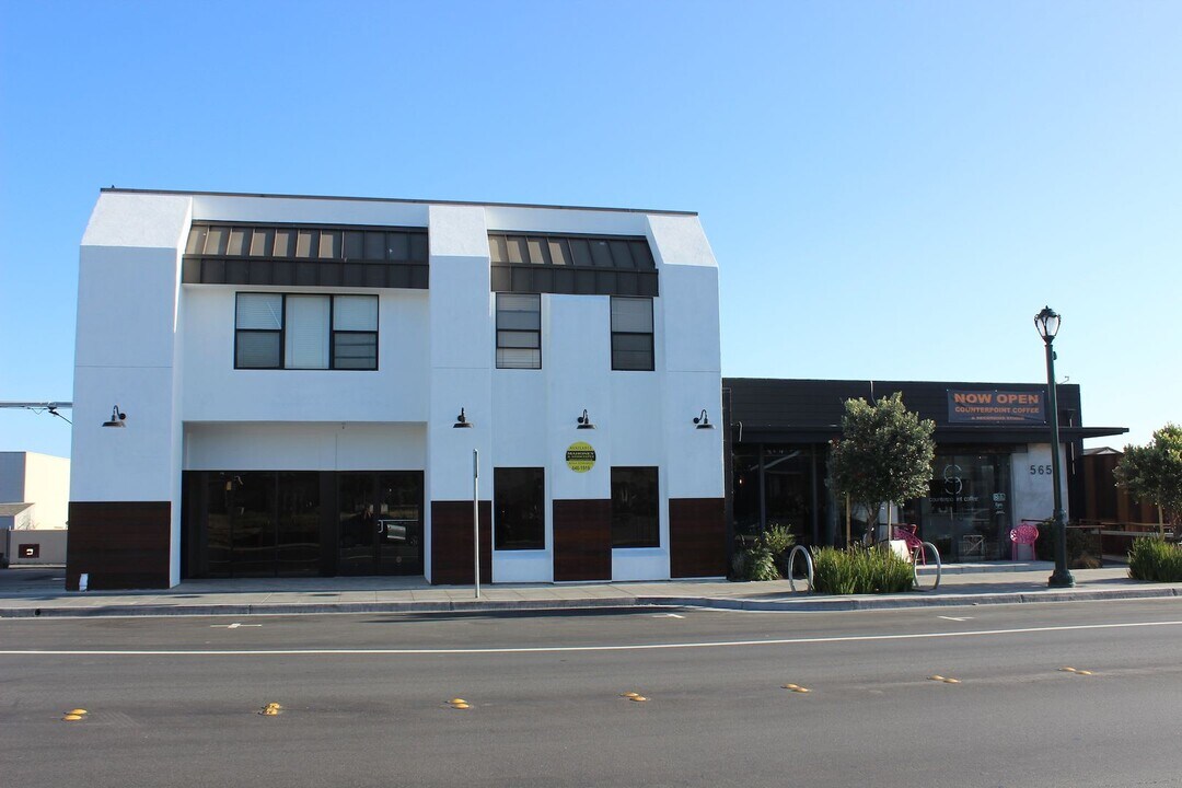 555 Broadway Ave in Seaside, CA - Building Photo
