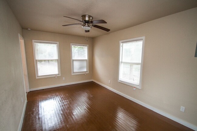 930 Poinsettia St in San Antonio, TX - Building Photo - Building Photo