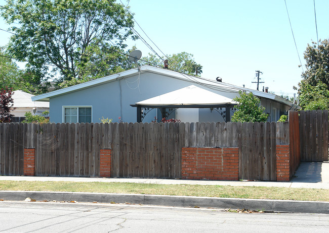 387 E 18th St in Costa Mesa, CA - Building Photo - Building Photo