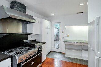 9862 Easton Dr in Beverly Hills, CA - Building Photo - Building Photo