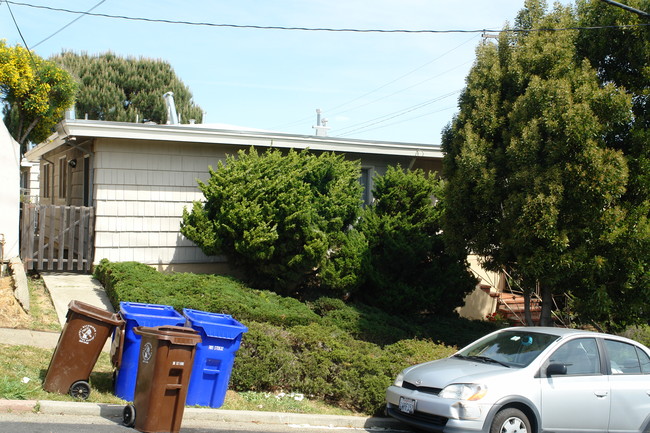 1683 San Benito St in Richmond, CA - Foto de edificio - Building Photo