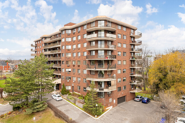 Condominium La Tour De L'Ile in Laval, QC - Building Photo - Building Photo