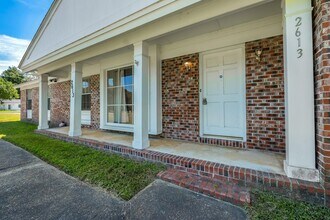 2613 Killarney Way in Tallahassee, FL - Building Photo - Building Photo