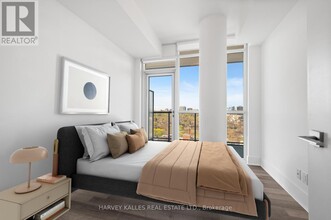 32-1832 Davenport Rd in Toronto, ON - Building Photo - Building Photo