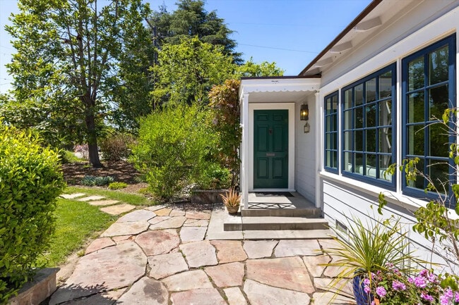 1127 Vallecito Rd in Carpinteria, CA - Building Photo - Building Photo
