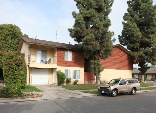 6065 N Augusta St in Fresno, CA - Foto de edificio - Building Photo