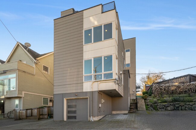 8380 Loyal Way NW in Seattle, WA - Building Photo - Building Photo