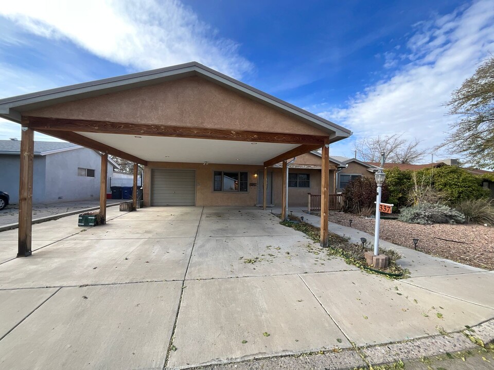 337 Glorieta St NE in Albuquerque, NM - Foto de edificio