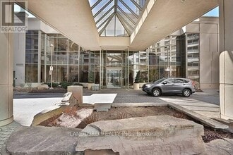 3880 Duke of York Blvd in Mississauga, ON - Building Photo - Building Photo