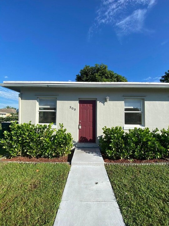 300 Jennings Ave in Greenacres, FL - Foto de edificio