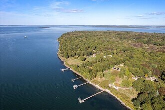 1191 N MAIN Rd in Jamestown, RI - Building Photo - Building Photo