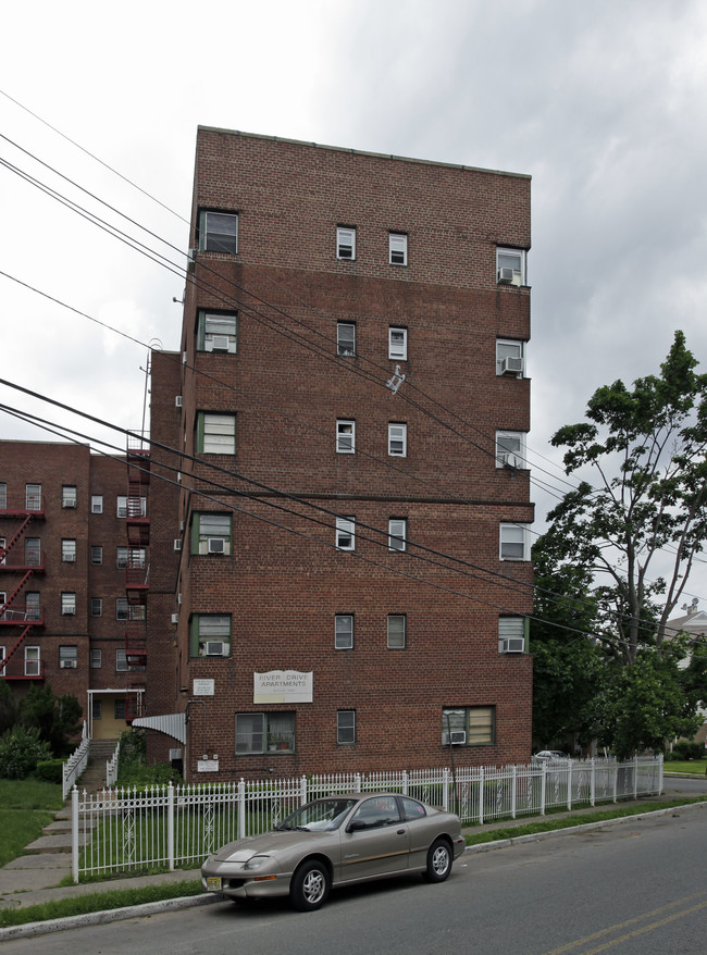 River Drive Apartments in Passaic, NJ - Foto de edificio - Building Photo