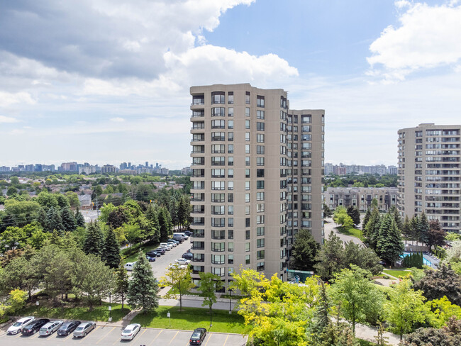 7440 Bathurst St in Vaughan, ON - Building Photo - Building Photo