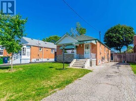 139 Flora Dr in Toronto, ON - Building Photo