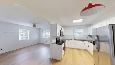 2211 Cleveland St in Hollywood, FL - Building Photo - Building Photo