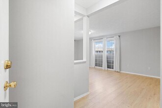 8385 Brockham Dr in Alexandria, VA - Foto de edificio - Building Photo