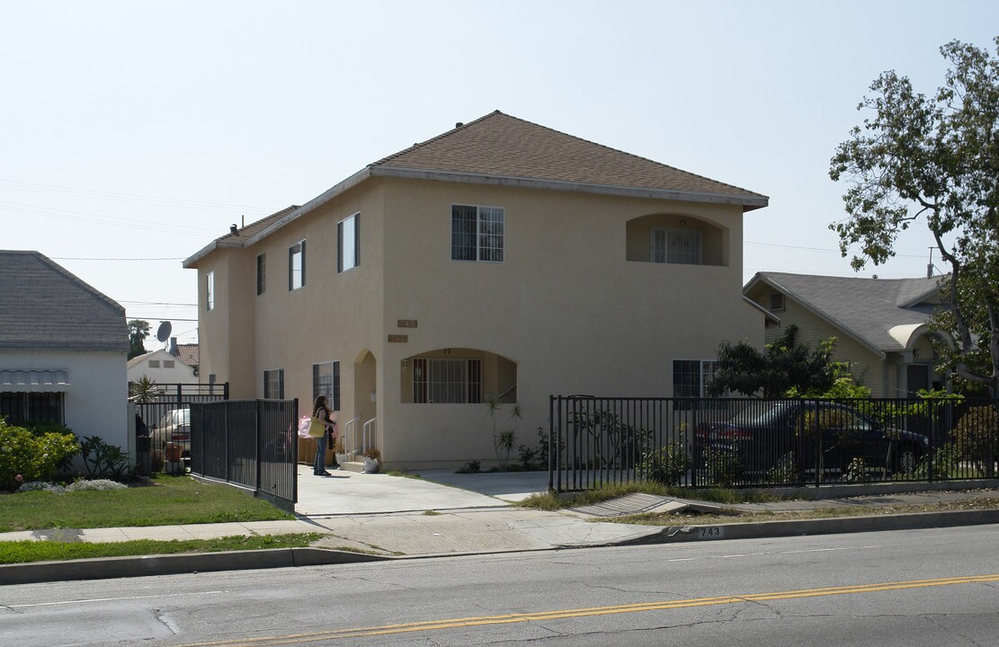 743 N Wilton Pl in Los Angeles, CA - Building Photo