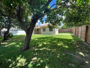 875 Westward Dr in Miami Springs, FL - Building Photo - Building Photo