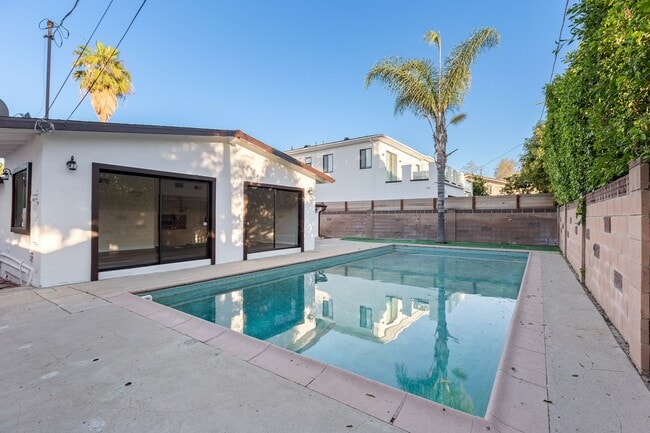 5137 Chimineas Ave in Los Angeles, CA - Building Photo - Building Photo