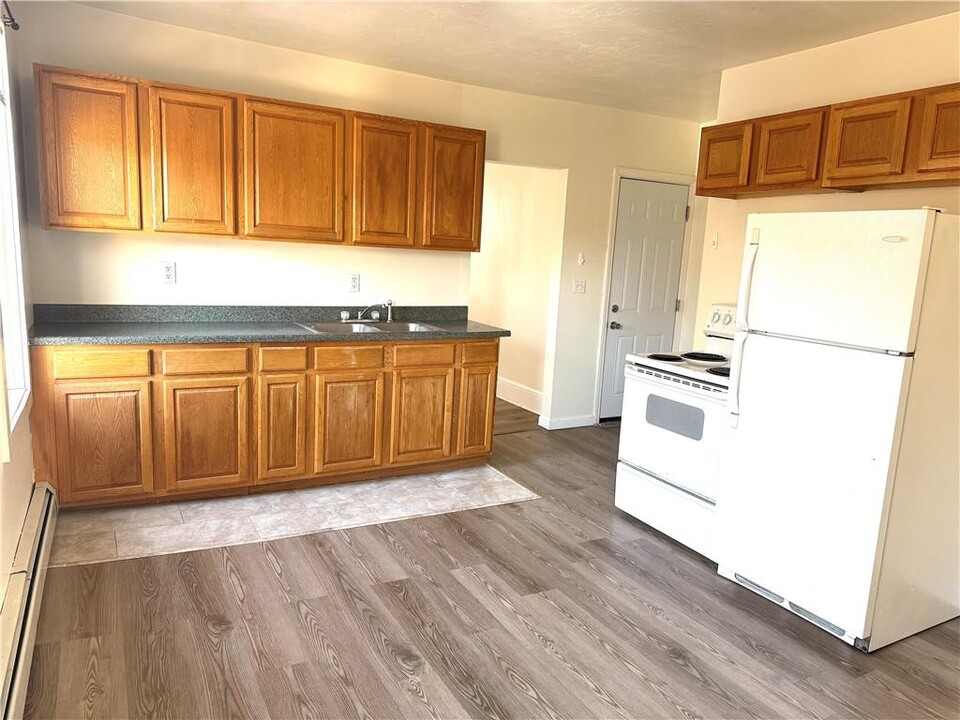 563 Willow St in Woonsocket, RI - Building Photo