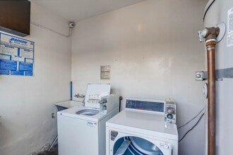 6307-6311 8th Ave in Los Angeles, CA - Foto de edificio - Building Photo