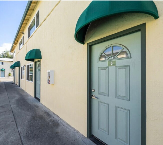 Holiday Orchard Apartments