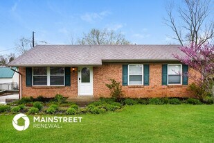 1303 Woodcreek Dr in La Grange, KY - Building Photo