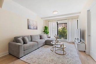 387 6th Ave in New York, NY - Building Photo - Building Photo