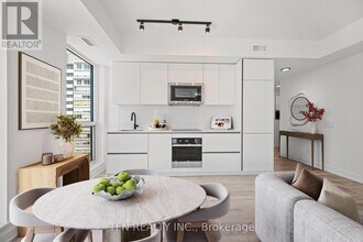 327-4327 King St W in Toronto, ON - Building Photo - Building Photo