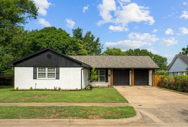 8815 Hackney Ln in Dallas, TX - Foto de edificio - Building Photo